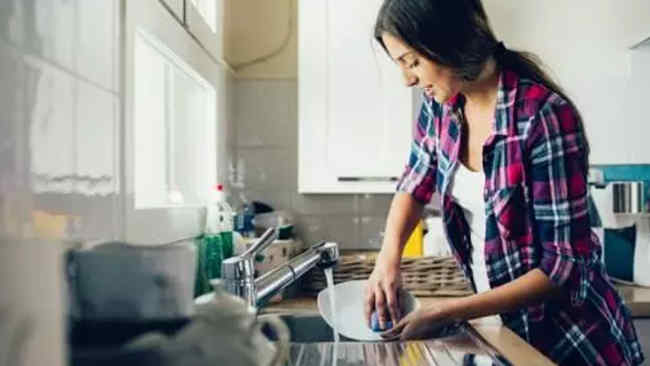 Simpel, Ini 9 Bahan dan Tips Ampuh Mengatasi Piring Berminyak dan&nbsp;Bau