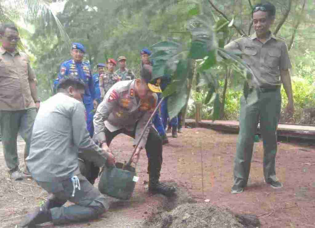 Ajak Kapolda Tanam Pohon, Upaya Masyarakat Pulau Tinabo Hadirkan Air Tawar di TN&nbsp;Takabonerate