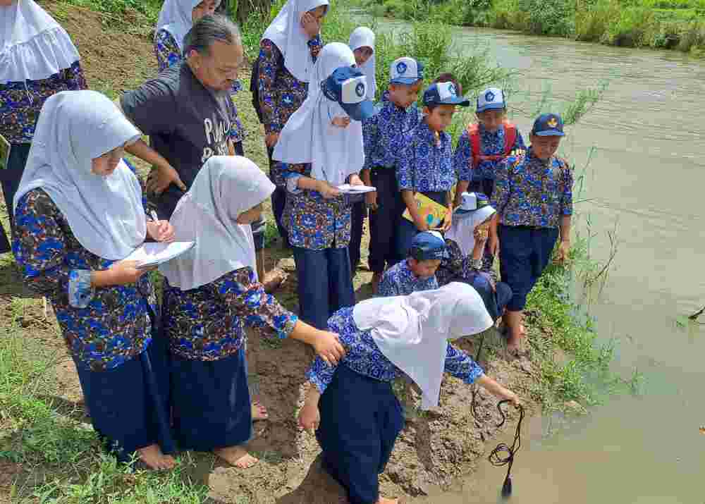 Miris, Pelajar SMPN 10 Bulukumba Temukan Mikroplastik di Sungai&nbsp;Balantieng