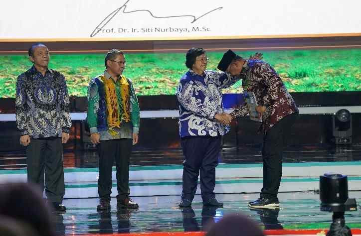 Dukung Sekolah Adiwiyata, 2 Kepala Daerah Asal Sulsel Terima Penghargaan dari Menteri LHK