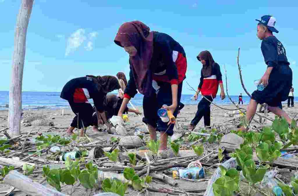 SMPN 10 Bulukumba Angkut 116 Kg Sampah di Pantai&nbsp;Babana
