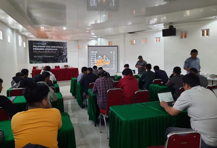 BBKSDA Sulsel Latih Pemuda Mamasa jadi Pemandu Pendakian di TNGD