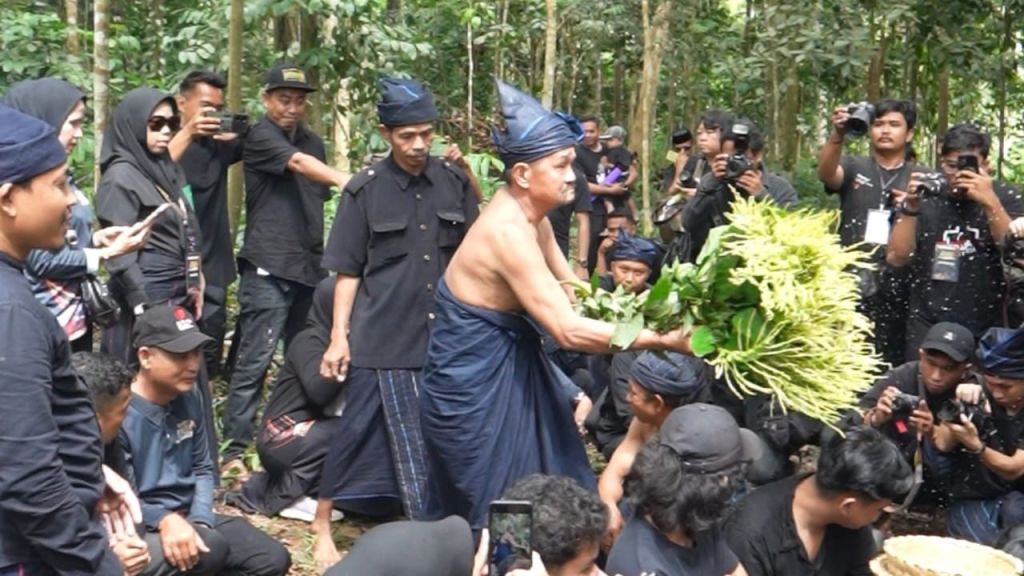 Ritual Andingingi: Warisan Budaya Suku Kajang di Festival Pinisi XIV 2024